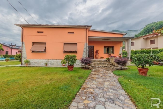 Villa in Gallicano - view 1