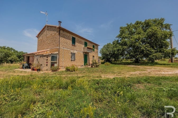 House in Sorano - view 1