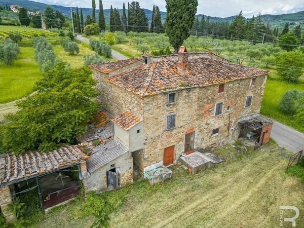 House in Capolona - view 1