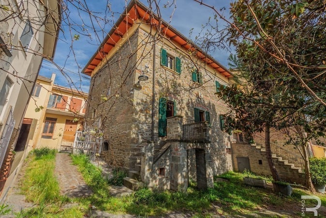 Villa in Cortona - view 1