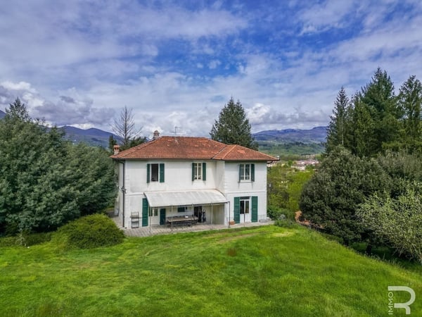 Villa in Castelnuovo di Garfagnana - view 1