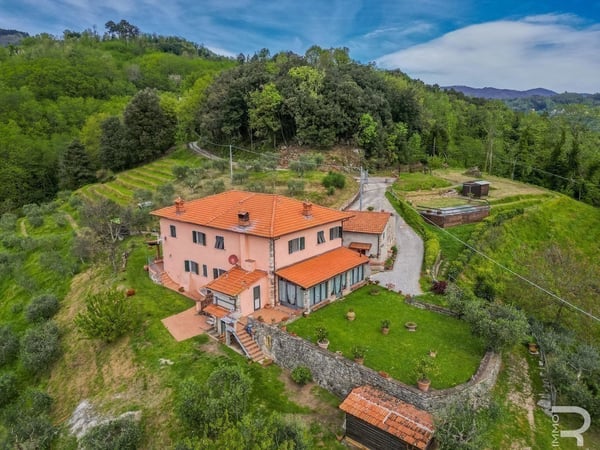 House in Pescaglia - view 1