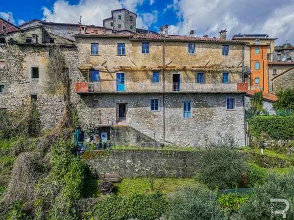 House in Gallicano - view 1