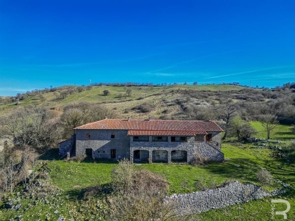 House in Santa Fiora - view 1
