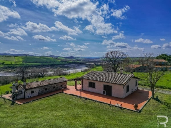 Villa in Manciano - view 1