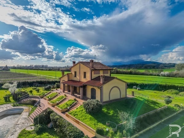 Villa in Montopoli in Val d'Arno - view 1
