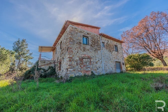 House in Lajatico - view 1