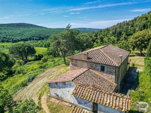House in Pomarance - view 1