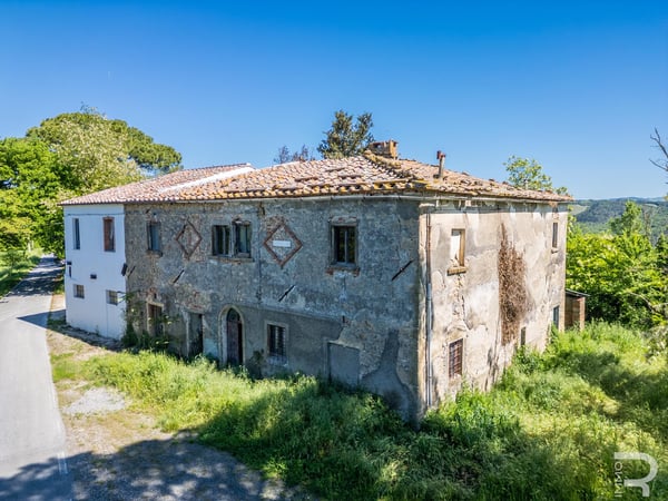 House in Pomarance - view 1