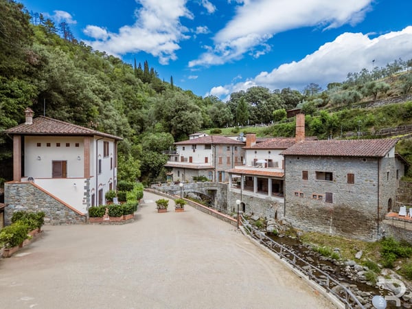 House in Loro Ciuffenna - view 1