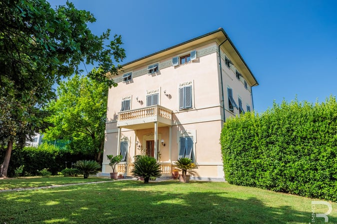 Villa in Porcari - view 1