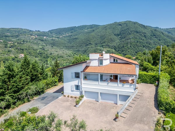 Villa in Fosdinovo - view 1