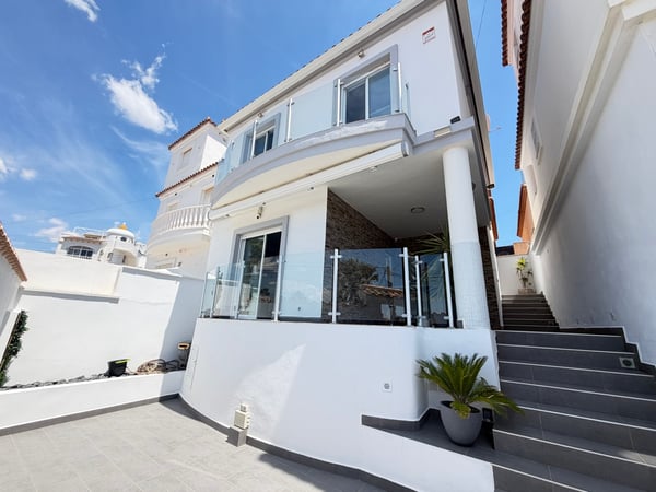 Apartment in Villamartin - view 1
