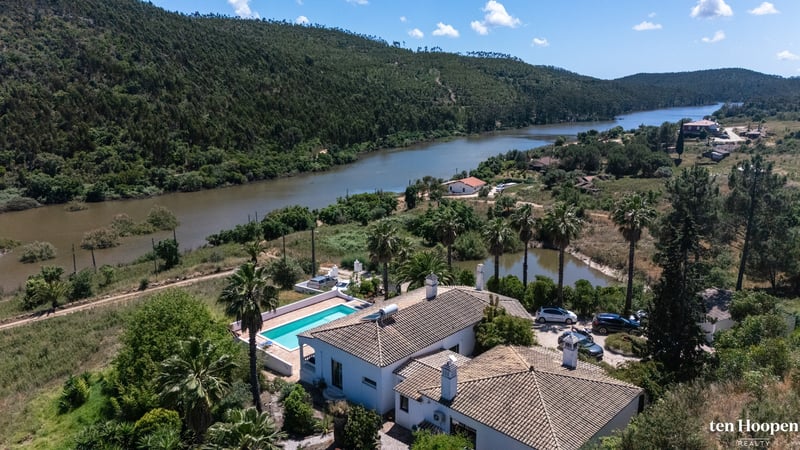 Villa in Bensafrim - view 1