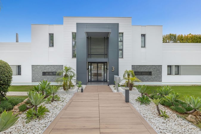 Apartment in Benahavis - view 1