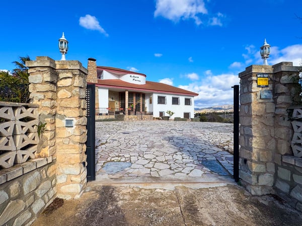 Villa in Elda - view 1