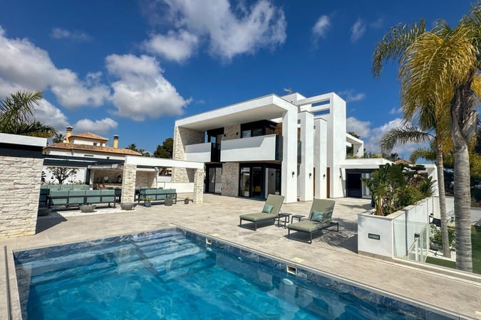 Villa in Villamartin - view 1