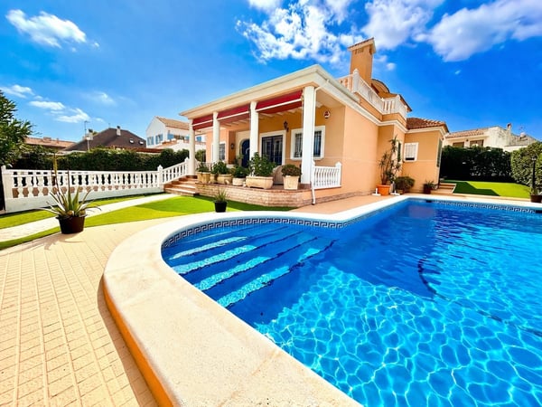 Villa in Torrelamata - view 1