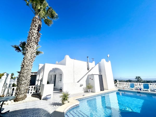 Villa in Villamartin - view 1