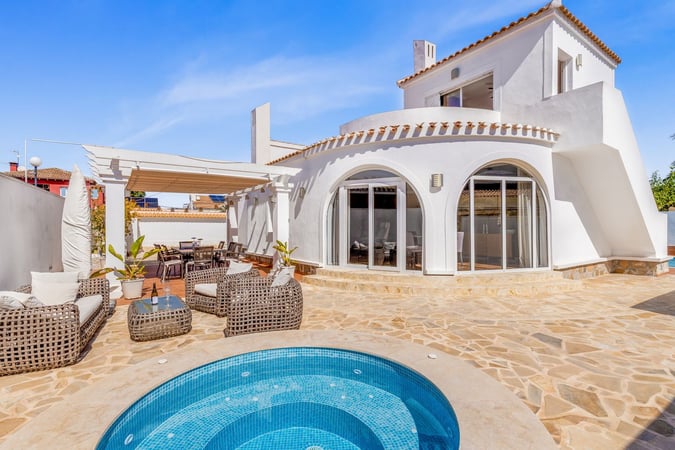 Villa in Mil Palmeras - view 1