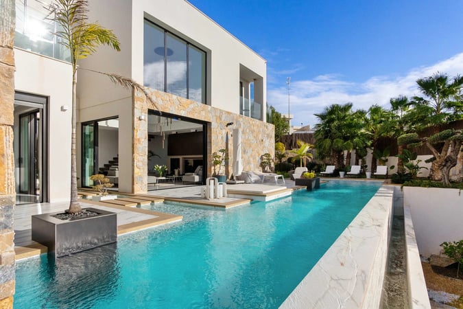 Villa in Villamartin - view 1
