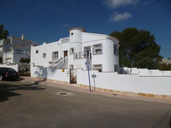 Villa in Villamartin - view 1