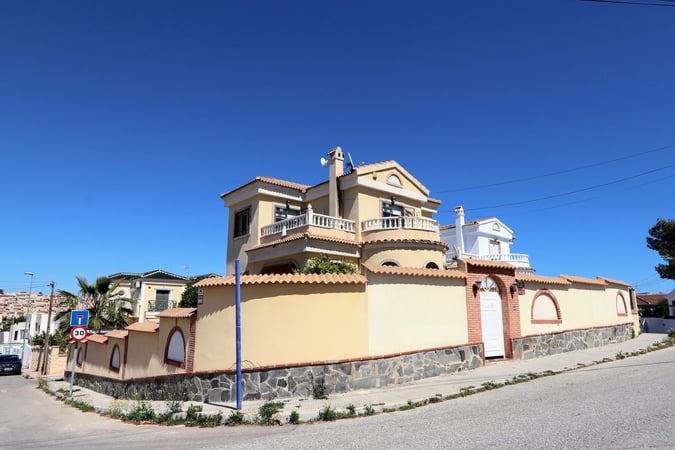 Villa in Villamartin - view 1