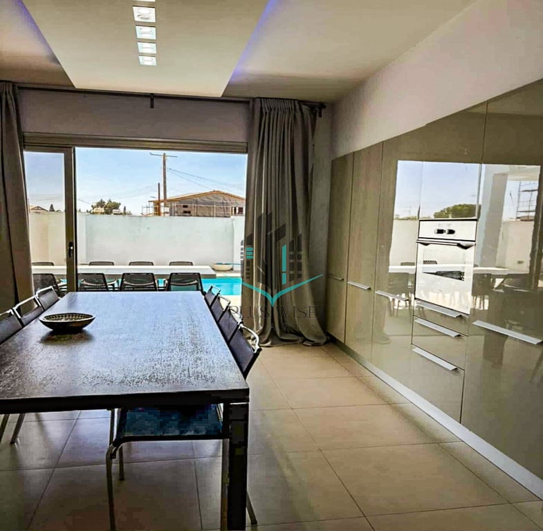 Villa in Dromolaxia - Image 2