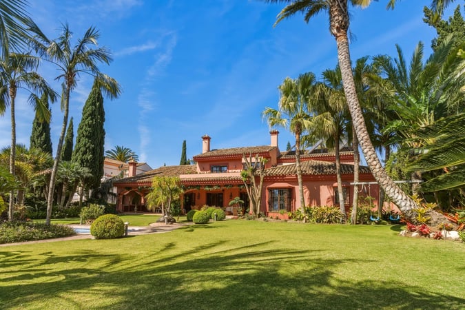 Villa in Guadalmina - view 1