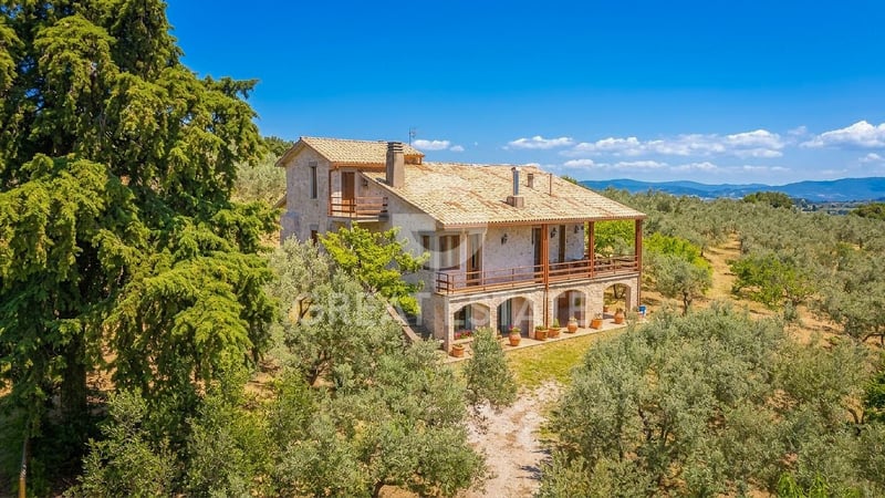 House in Trevi - view 1