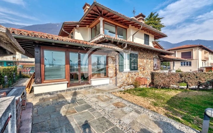 Villa in Gera Lario - view 1