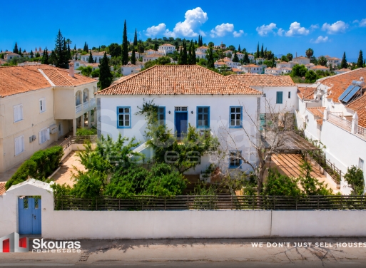 House in Piraeus Center - view 1