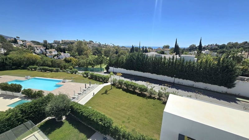 Apartment in Benahavis - view 1