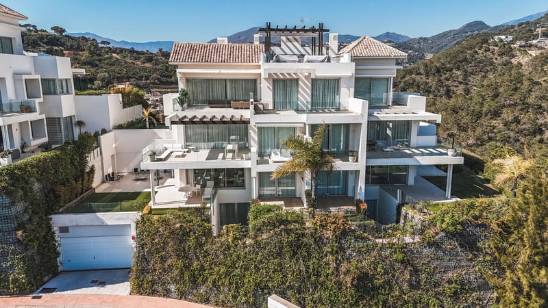 Apartment in Benahavis - view 1