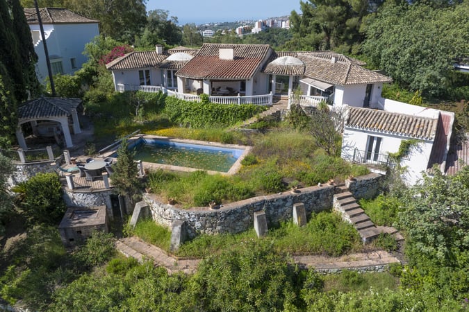Villa in Benahavis - view 1