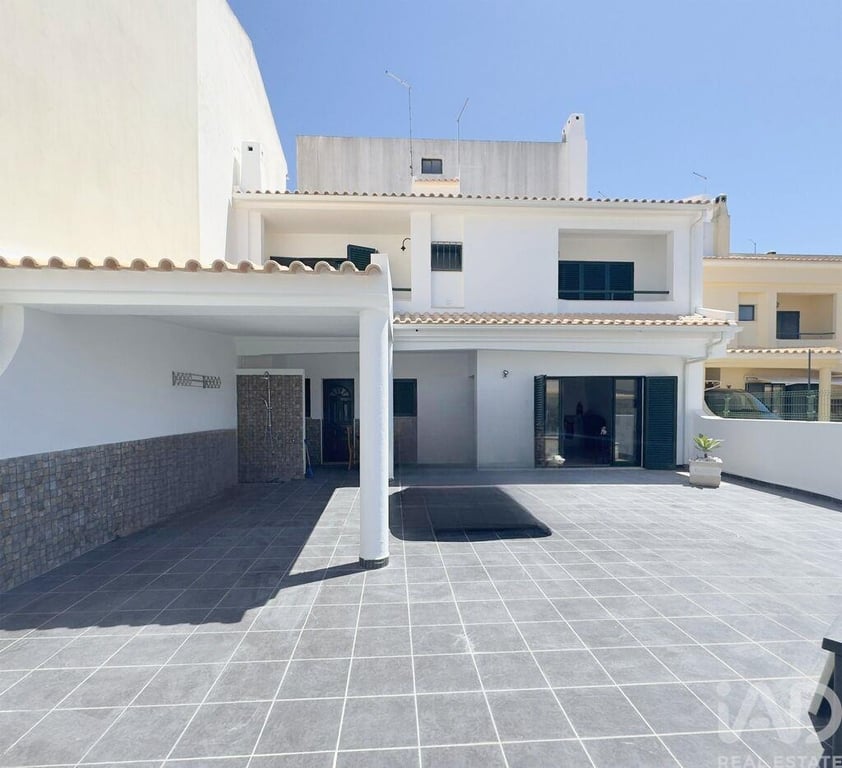 House in Oura - Image 2