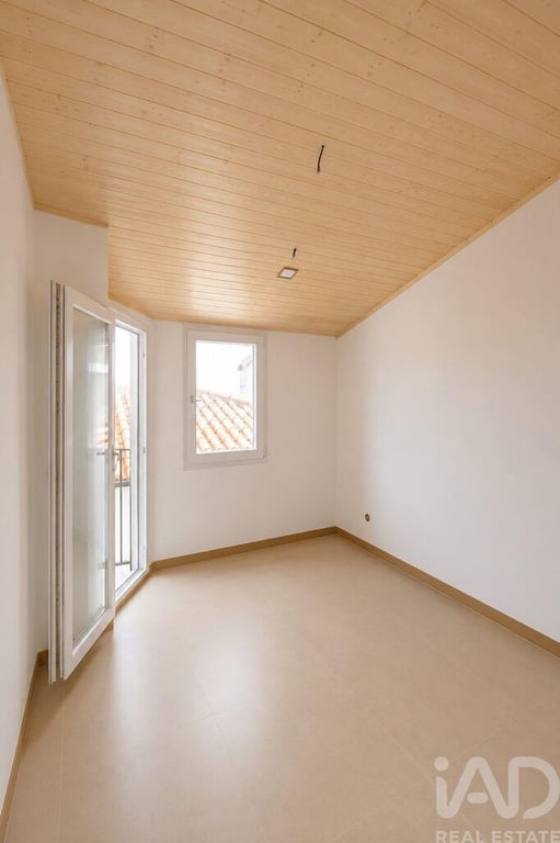 House in Vila do Carvalho - Image 3
