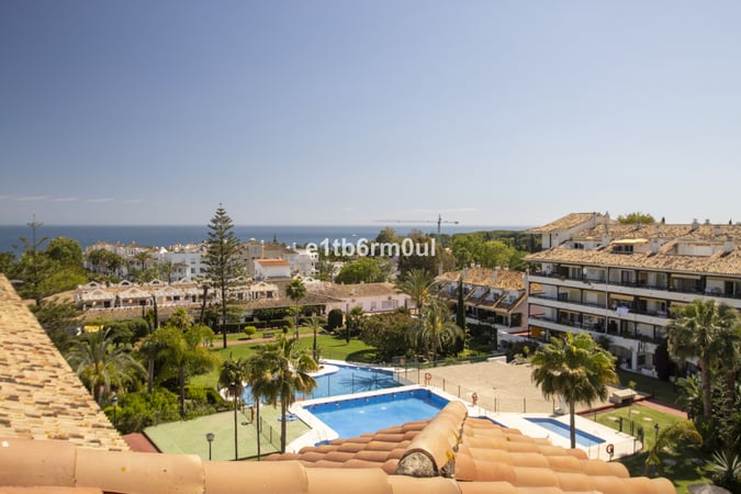 Apartment in Nueva Andalucia - view 1