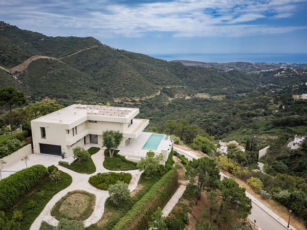 Villa in Benahavis - view 1