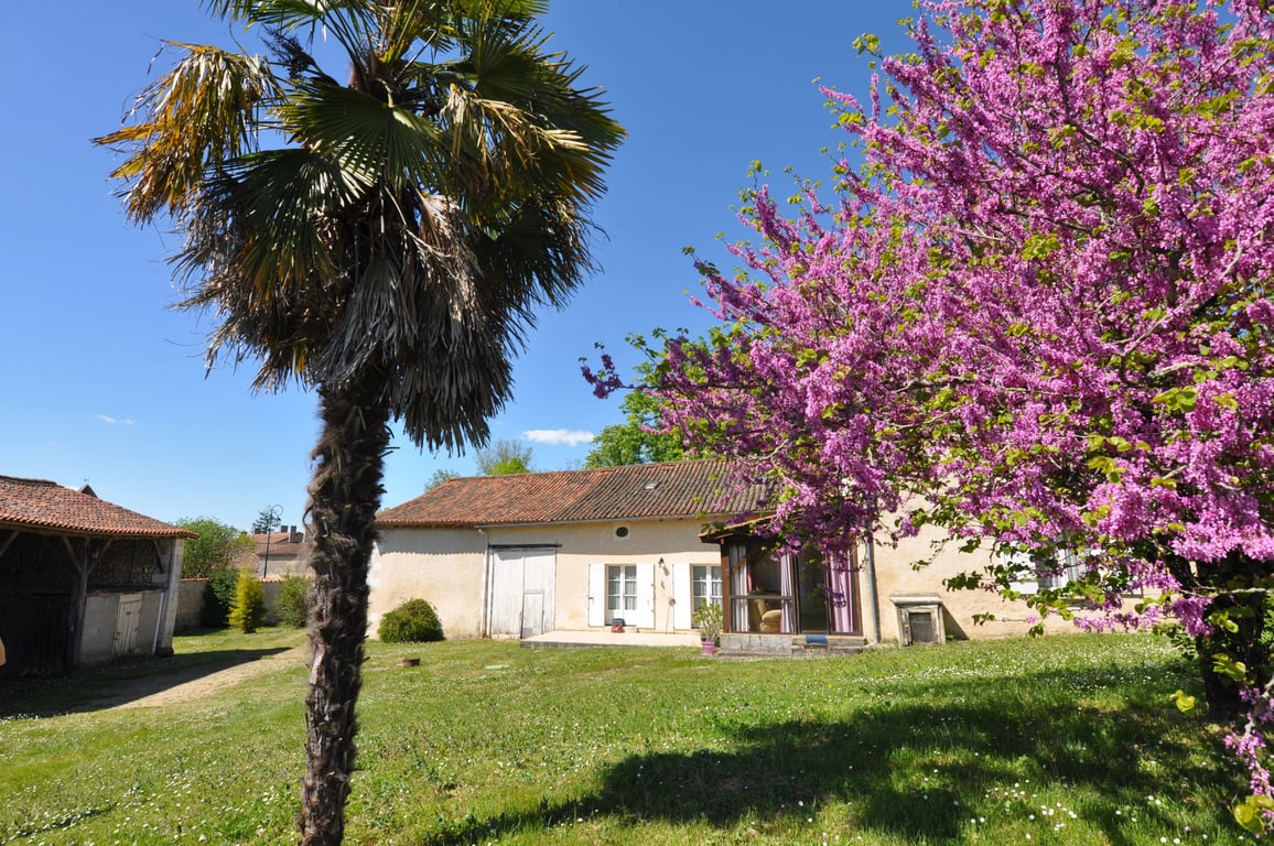 House in Aubeterre-sur-Dronne - Image 2