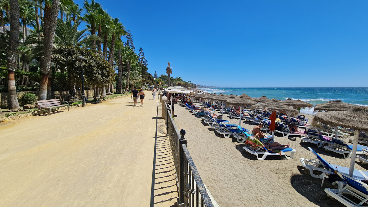 Apartment in Nueva Andalucia - Image 3