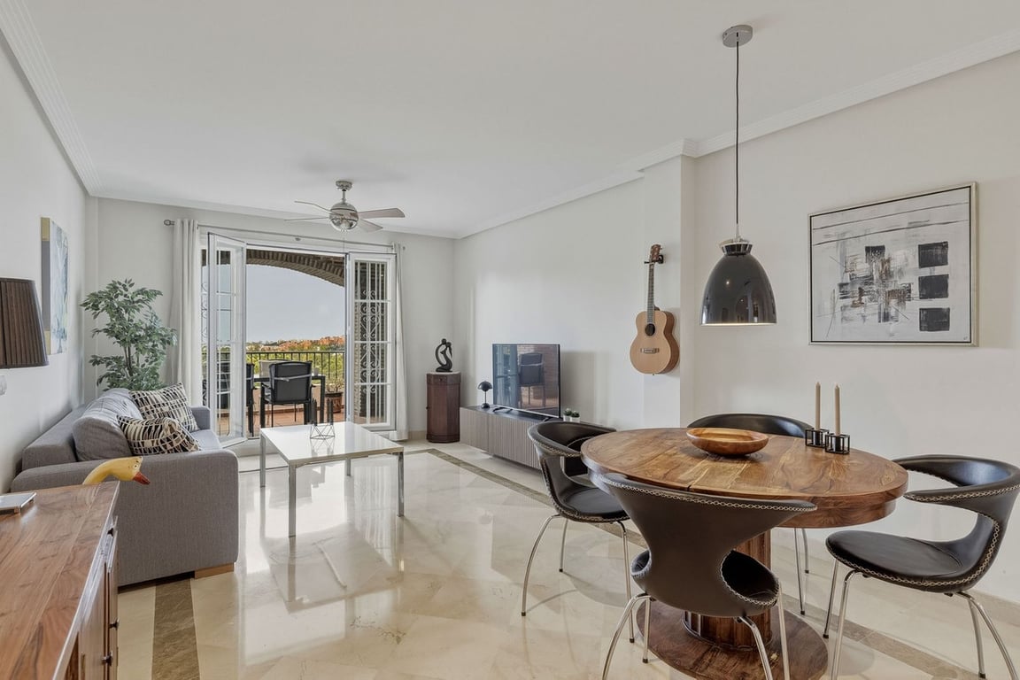 Apartment in Benahavis - Image 2