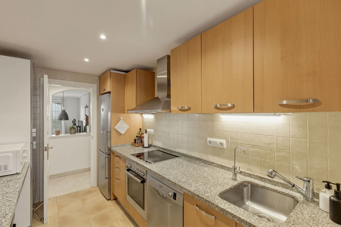 Apartment in Benahavis - Image 4