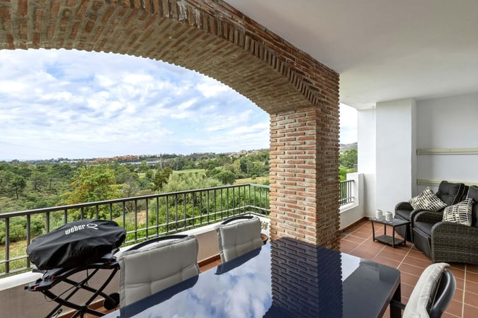 Apartment in Benahavis - view 1