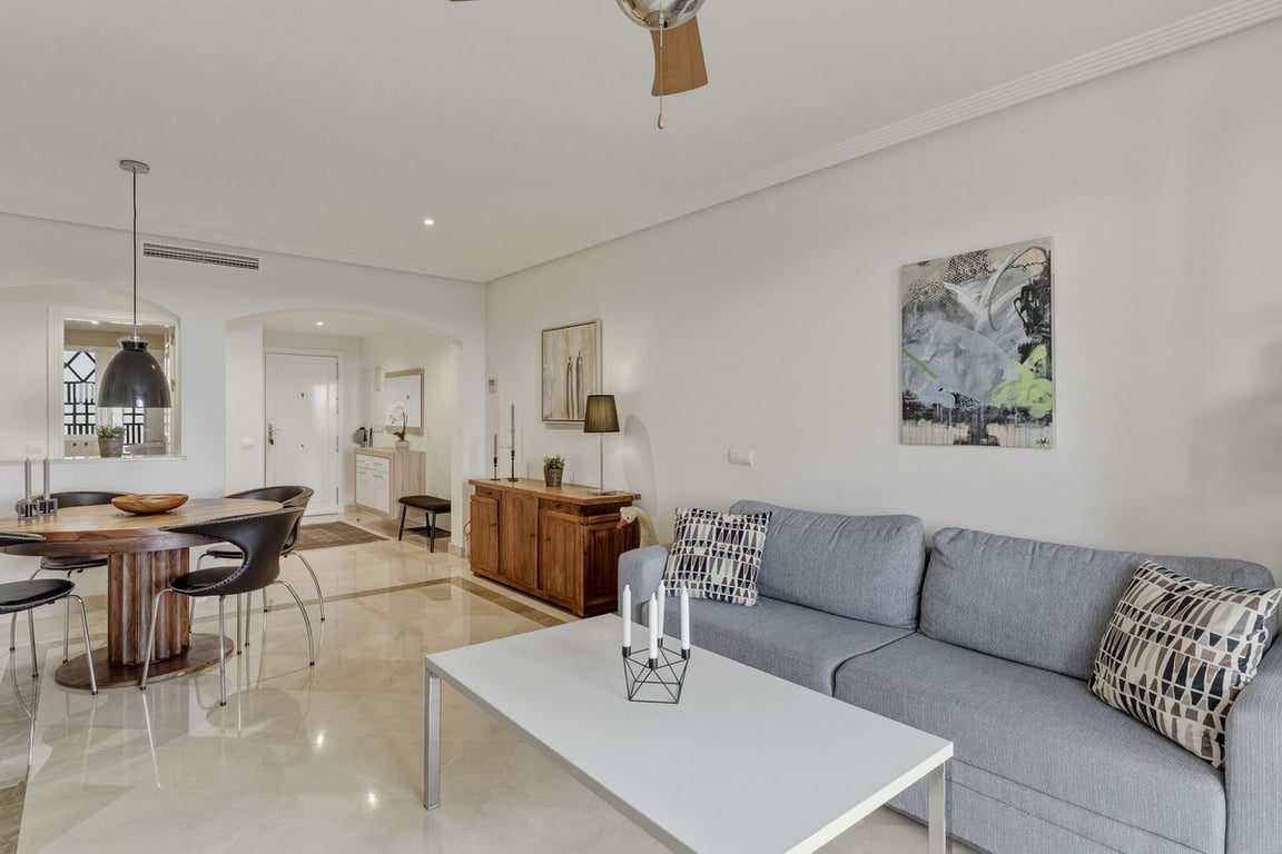 Apartment in Benahavis - Image 3