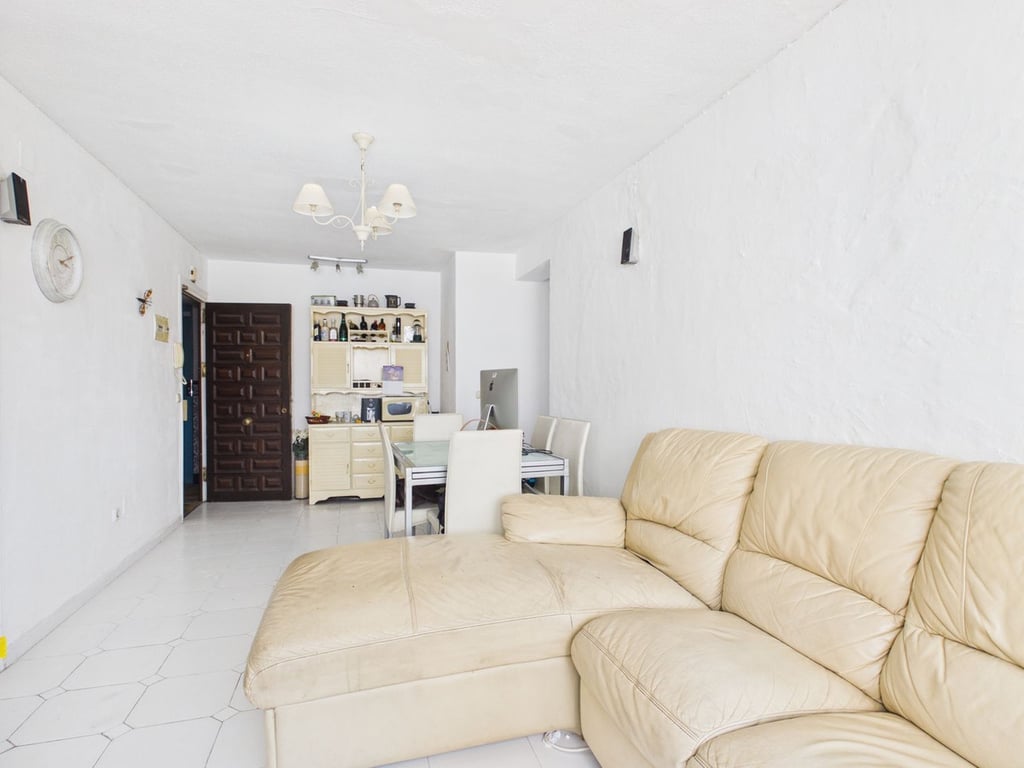 House in Estepona - Image 3