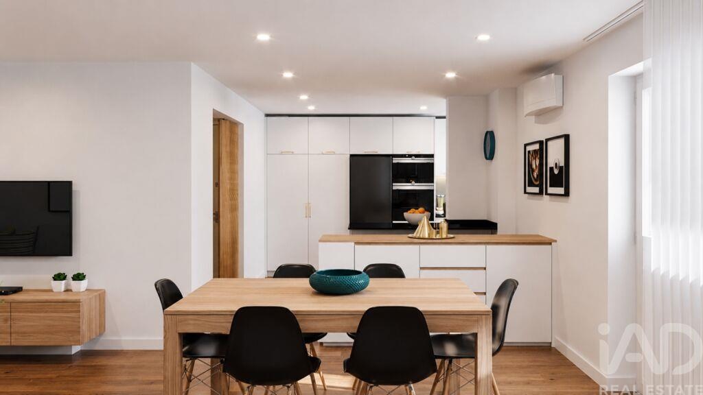 Apartment in Almada - Image 3