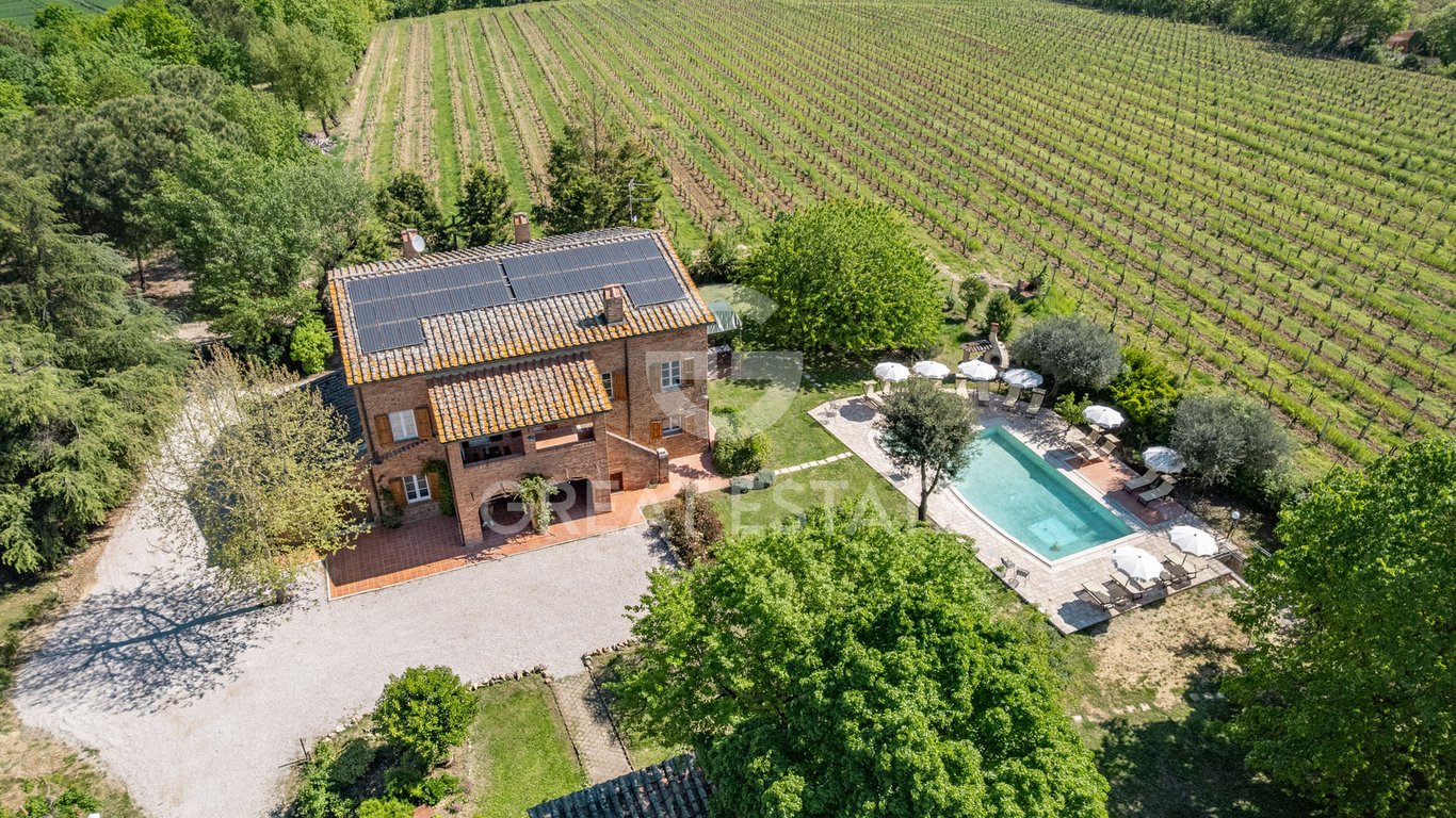 House in Fasciano - Image 2