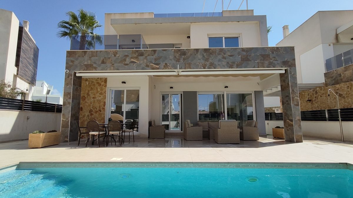House in Torrelamata - Image 3