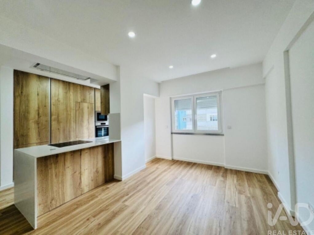 Apartment in Seixal - Image 3